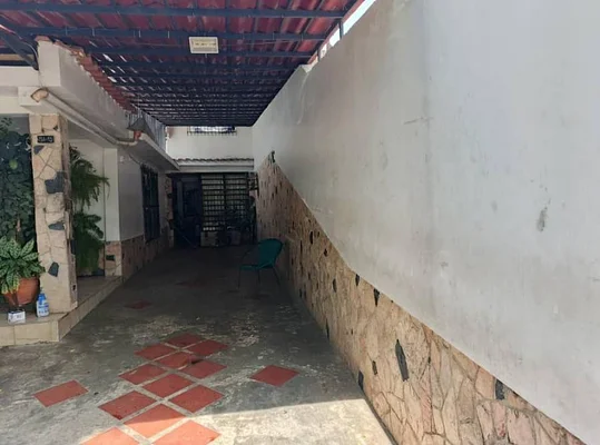 house in residential development Parque Valencia. main street. Excellent opportunity. - Image 2