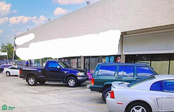 For Sale Shopping center and warehouse building on Av. La Limpia - Venta Calle 79 La Limpia, a pocos metros Curva de No. 85 - 39, 4002 Maracaibo - Commercial premises for sale