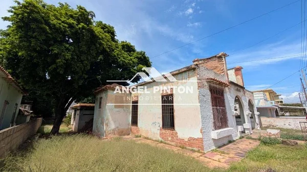 house COMMERCIAL AND land FOR SALE AV LAS DELICIAS. MARACAIBO. API 7640