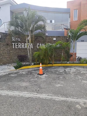 townhouse in Gray Shell Condition. 3 Levels