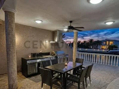 Elegant gourmet kitchen island