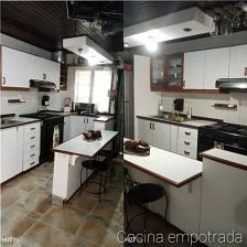 Clean contemporary kitchen