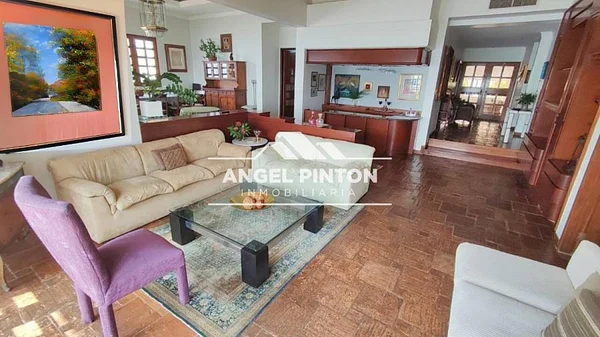 house IN CLOSED COMPLEX for sale ON AV EL MILAGRO MARACAIBO API 6881
