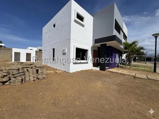 house for sale in Coro OP