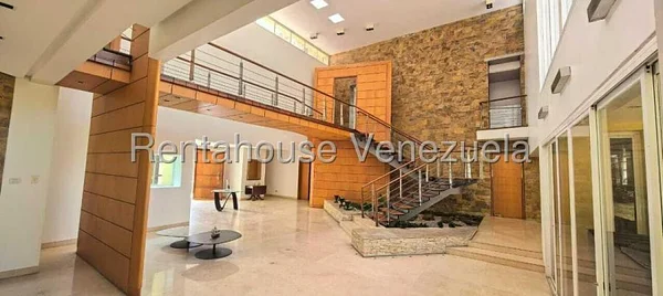Elegant and imposing house for sale Los Chorros