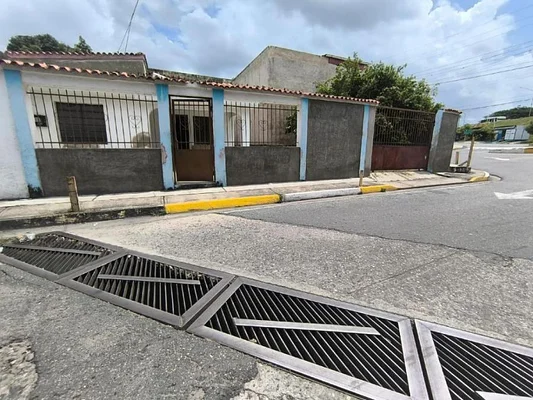 house For Sale with independent street-level store in Zona casco Tocuyito