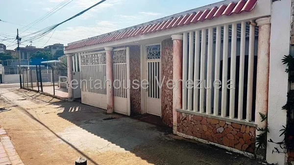house spacious for sale Urb. La Trinidad, north zone, near URBE.