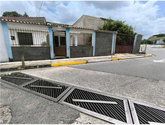 for sale house Comercial con Local en Tocuyito-Carabobo in front of Autopista Regional Centro