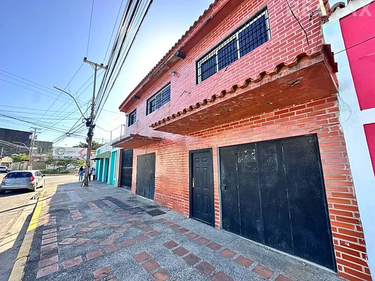 Commercial Premises With 2 Apartments and a house, for sale, On Main Avenue of Los Robles, Nueva Esparta, 500 mt2, 6 bedrooms and 5 bathrooms - Inmuebles Margarita - 2 MIL