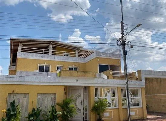 Beautiful 3-Level House Located in Alto Barinas Sur - 01 Los Profesionles, 5201 Barinas - 8 beds house for sale
