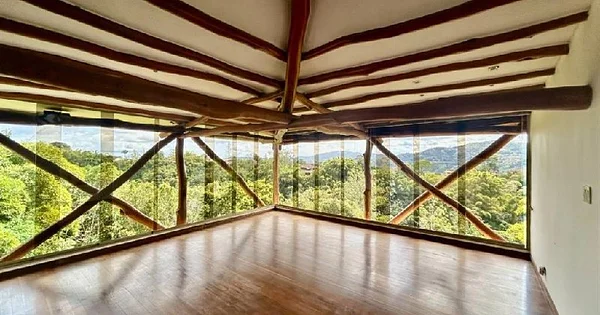 MAJESTIC HOUSE IN LOS GUAYABITOS WITH LARGE ANNEX - Loma Chica Qta. Shatky, 1080 CCS - 3 beds house for sale