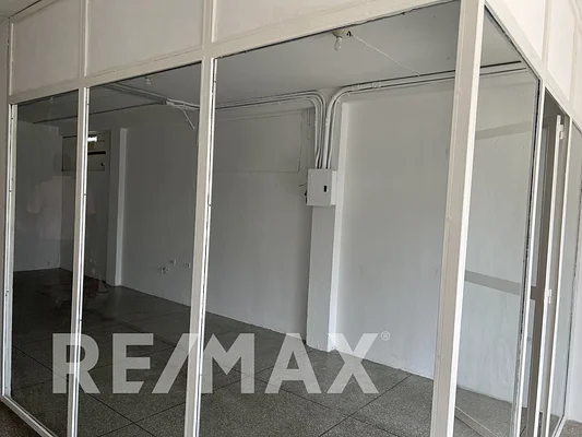 Versatile bonus room lounge