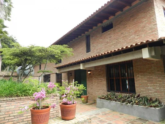 Beautiful and spacious house in rustic style, located on a dead-end street in the residential development Alto Hatillo