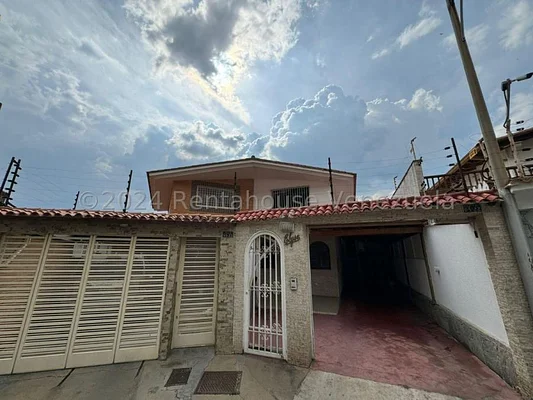 for sale spacious house in Colinas de Santa Mónica