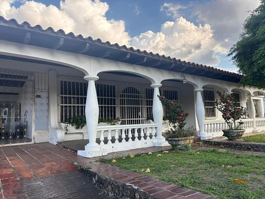 See it and buy it! Beautiful house Colonial Style, located in Tocuyito residential development La Esperanza