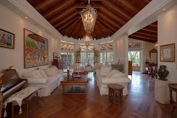 Beautiful house for sale Los Chorros 26-2811