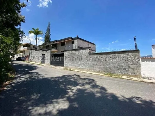 Spectacular house-villa with beautiful view, in Colinas de Bello Monte.