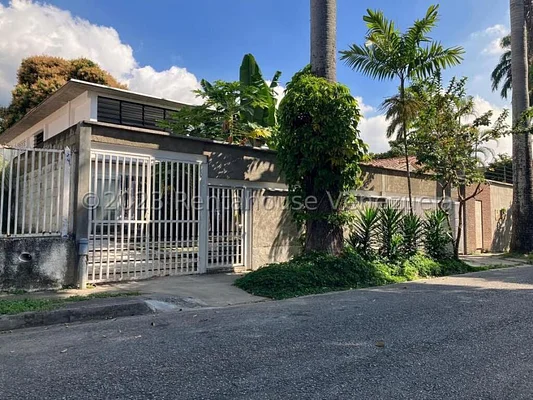 for sale house to remodel in La Floresta