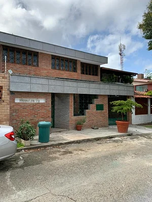 house in Caracas 6 bedrooms 4 bathrooms for sale