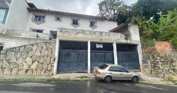 For Sale House to Remodel in Lomas de La Trinidad - Calle de La Tejería Qta. Virgen del Valle, 1080 CCS - 5 beds house for sale