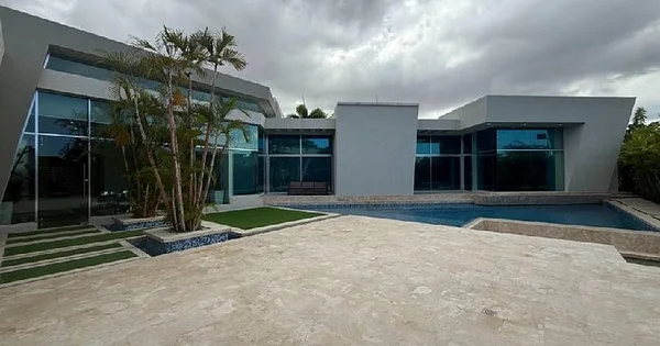 FOR SALE VILLA HOUSE IN C R LAS VILLAS LECHERIA - aV. CAMEJO OCTAVIO C R LAS VILLAS, 6016 Lecheria - House for sale