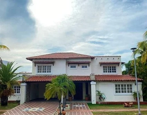 House for sale in Las Villas. Dairy. Anzoátegui State - Av. Octavio Camejo LAS VILLAS, 6016 Lecheria - 5 beds house for sale