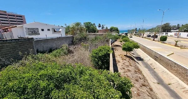 Inbeatable location land steps from the beach on the Paseo de Porlamar - paseo de la mar sin numero, 6301 Porlamar - Plot of land for sale