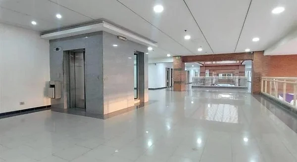 Commercial space in Regina Shopping Center in the City of Puerto la Cuz - Avenida municipal Local en Centro Comercial, 6023 Puerto La Cruz - Commercial premises for sale