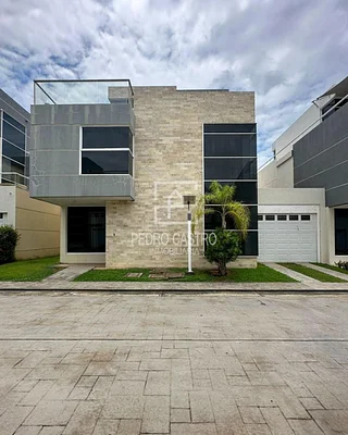 Sale of Town House gray shell 3 levels located in Parque Los Saltos, Puerto Ordaz, Venezuela