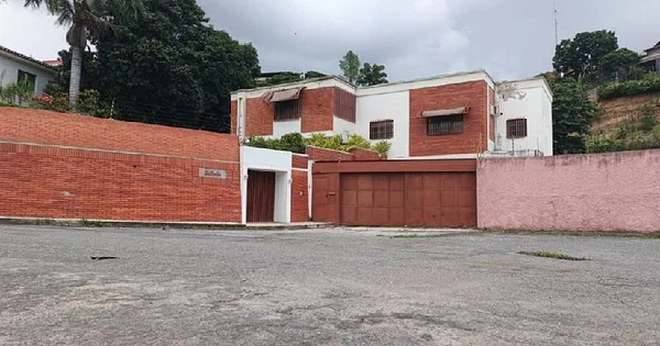HOUSE FOR SALE URB. EASTERN MEADOWS - Urbanización Prados Del Este, 1080 CCS - 8 beds house for sale