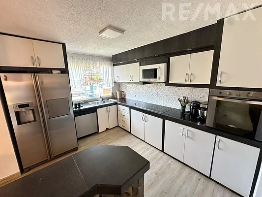 Gourmet kitchen with island