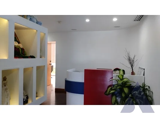Rent cubicles inside 200m2 area Parque Cristal LPG 7837 - US$250 USD