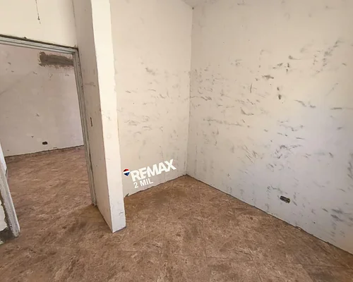 Second bathroom with tub