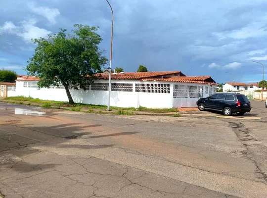 Selling house in Urb. Rio Negro