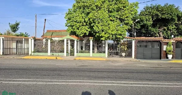 House for sale to remodel in La Urb La Paz - Avenida 55 Casa Urbanizacion La Paz, 4001 Maracaibo - 5 beds house for sale