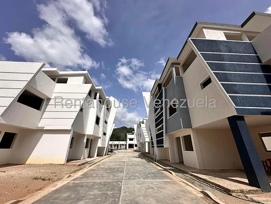 townhouse (Multiple Levels) for sale in El Limon, Aragua
