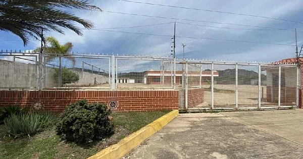 Sale of land in the middle of Av Pricicpal de Lecheria - AV Octavio Daniel Camejo terrenos disponibles para, 6016 Lecheria - 3 beds plot of land for sale