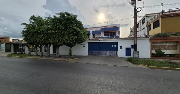 offers Quinta for sale for business use - av principal de lecheria Quinta Antonieta, 6016 Lecheria - Commercial premises for sale