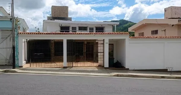 Elegant two-level house for sale in El Castaño Urbanization. Maracay - 6. Manzana 8. El Castaño. Maracay N. 13. Urbanización El C, 2102 Maracay - 4 beds house for sale